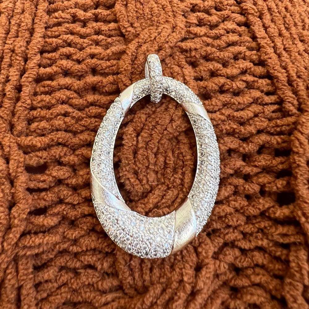 Silver rhinestone oval pendant necklace!